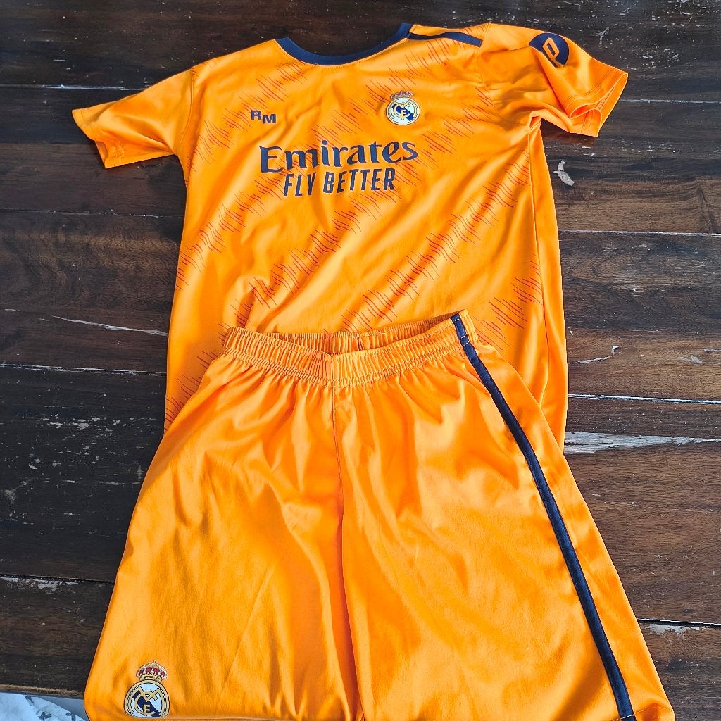 Real Madrid Mbappe uit shirt en Broekje - Maat 164, Ophalen of Verzenden, Zo goed als nieuw, Buitenlandse clubs, Overige typen