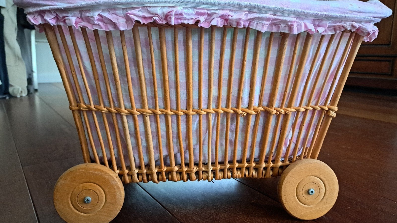 Houten wielen met riet poppenwagen, Ophalen of Verzenden