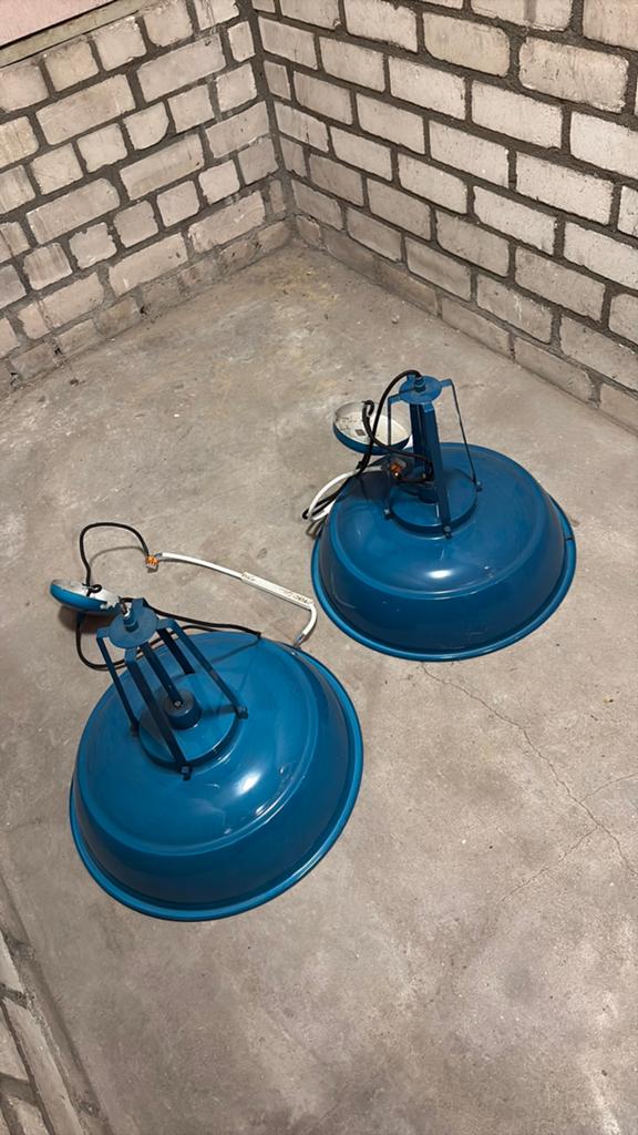 Twee blauwe industriele hanglampen - ZOXX, Huis en Inrichting, Lampen | Hanglampen, Ophalen, Gebruikt, Industrieel, Minder dan 50 cm