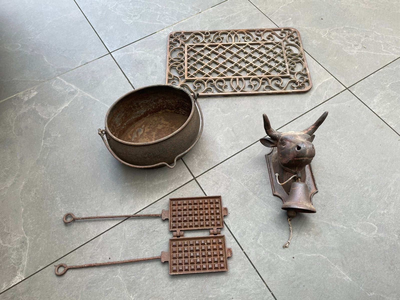 Gietijzer schoonloopmat, wafelijzer,  stieren bel, kookpot, Ophalen