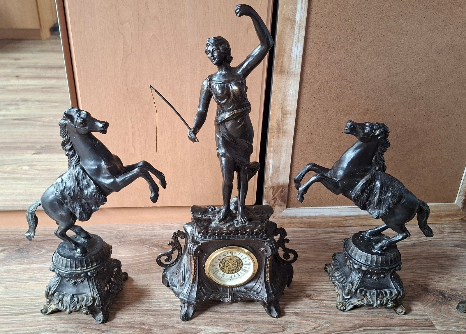 Antiek Zamak Schouwgarnituur met Pendule en Paardenbeelden, Antiek en Kunst, Antiek | Klokken, Ophalen of Verzenden