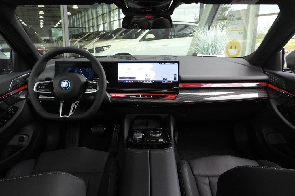 BMW i5 Touring eDrive40 M Sport / Panoramadak / Trekhaak / A, Auto's, BMW, 81 kWh, Achterwielaandrijving, Met garantie (alle)