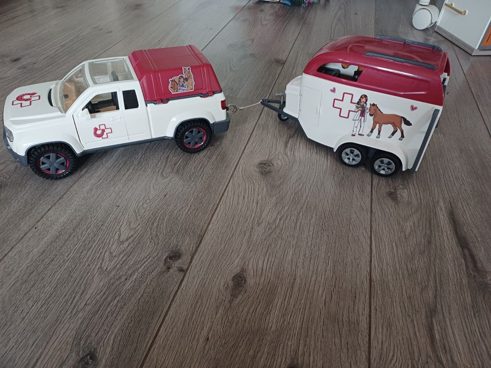 Schleich paardenkliniek met auto en trailer, Ophalen of Verzenden, Zo goed als nieuw