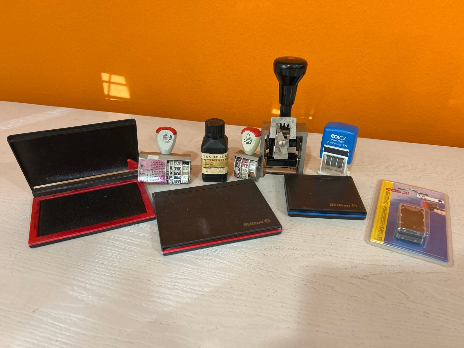 Diverse stempels en stempelkussens - Vintage kantoorartikele, Hobby en Vrije tijd, Stempelen, Ophalen of Verzenden, Gebruikt, Overige typen