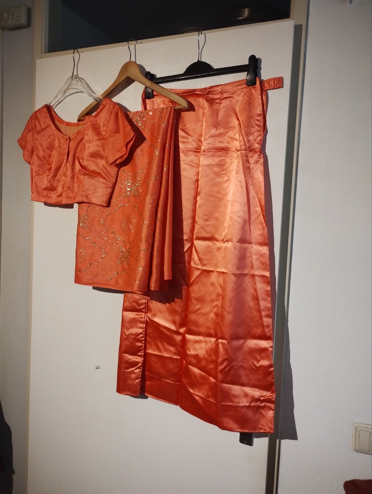 Prachtige Indiase Sari Set - Oranje met Gouden Details, Maat 38/40 (M), Oranje, Ophalen of Verzenden, Onder de knie