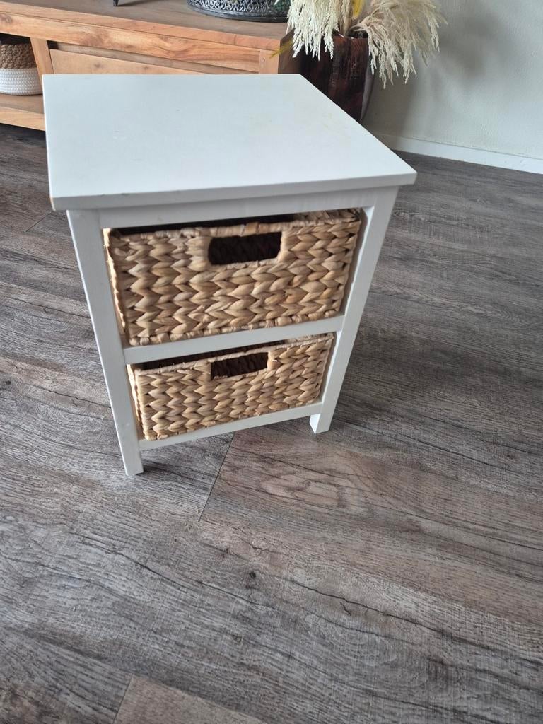 Wit nachtkastje met rieten manden, Ophalen, Minder dan 45 cm, Minder dan 55 cm, Gebruikt