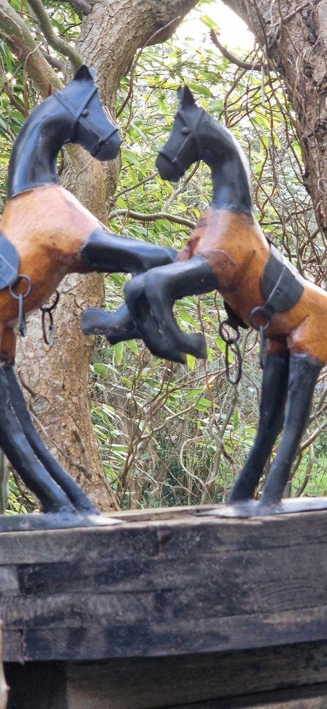 2 massief houten-ijzer gemaakte paarden sculpturen(brocante), Hout, Ophalen of Verzenden, Bruin, Gebruikt