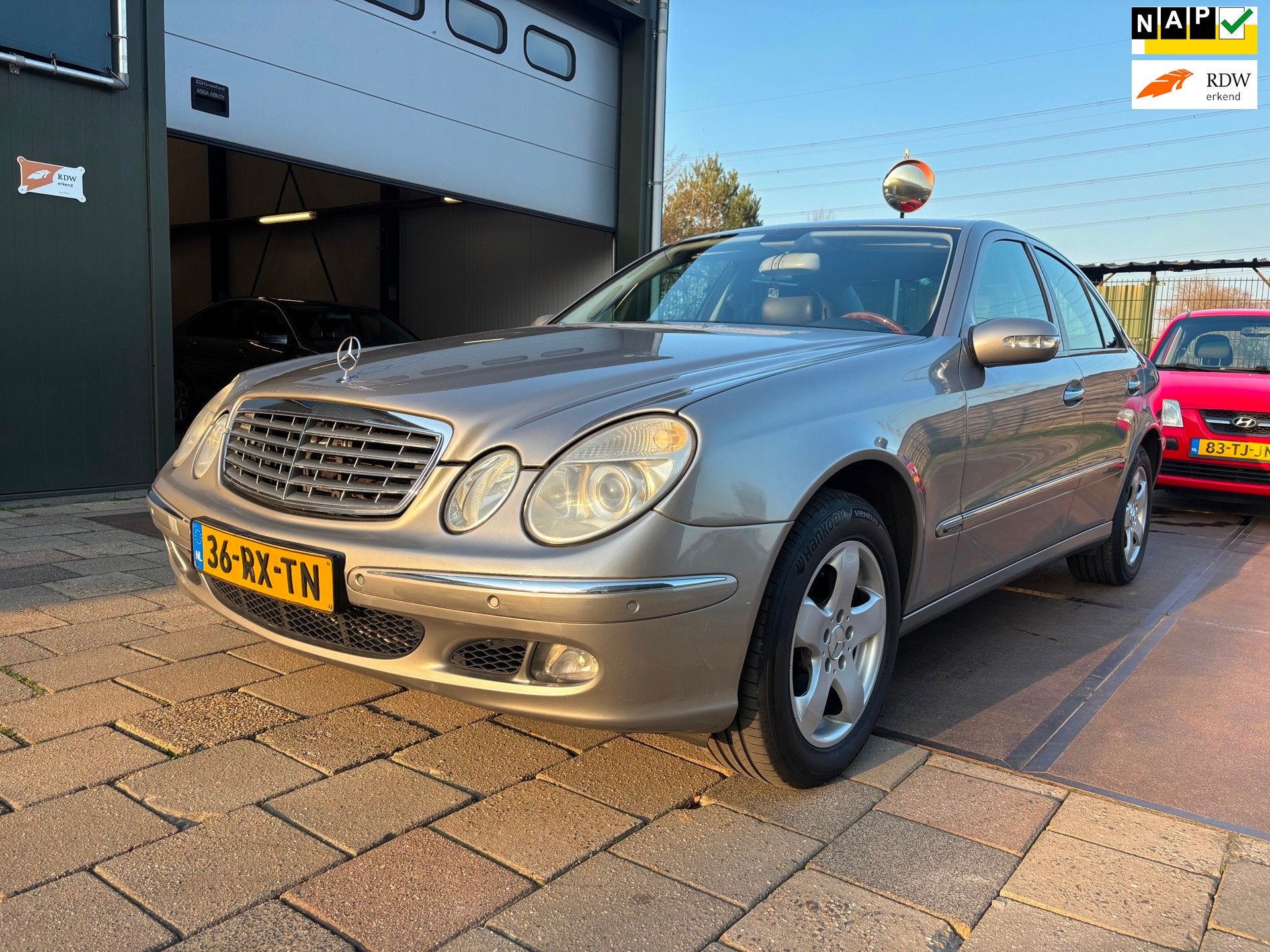Mercedes-Benz E-klasse 280 Elegance Aut Leder Org-NL Nette A, Auto's, Automaat, Achterwielaandrijving, Gebruikt, Zwart