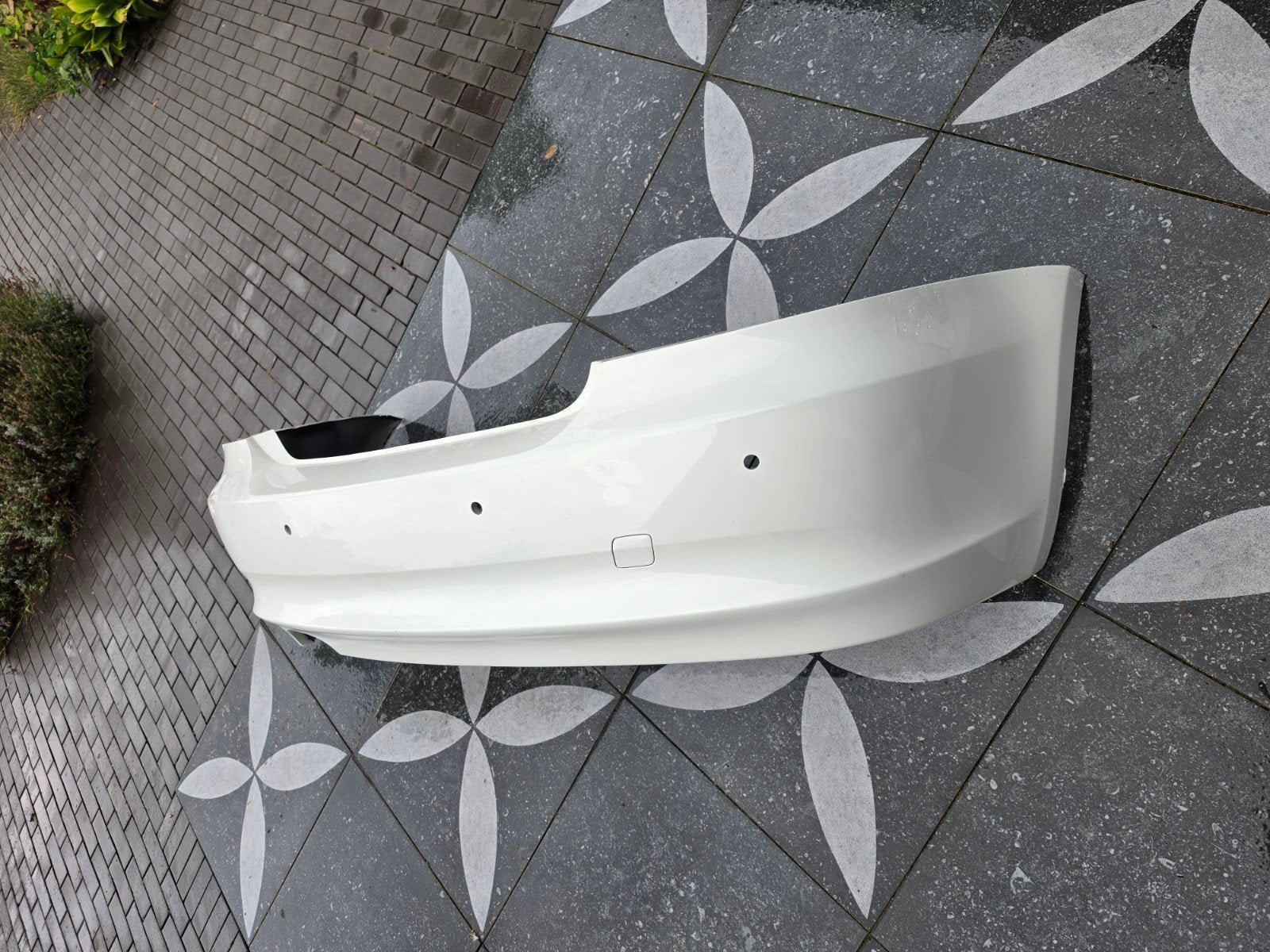 Bmw e88 witte achterbumper met parkeersensoren, Gebruikt, Ophalen of Verzenden, Achter, Bumper
