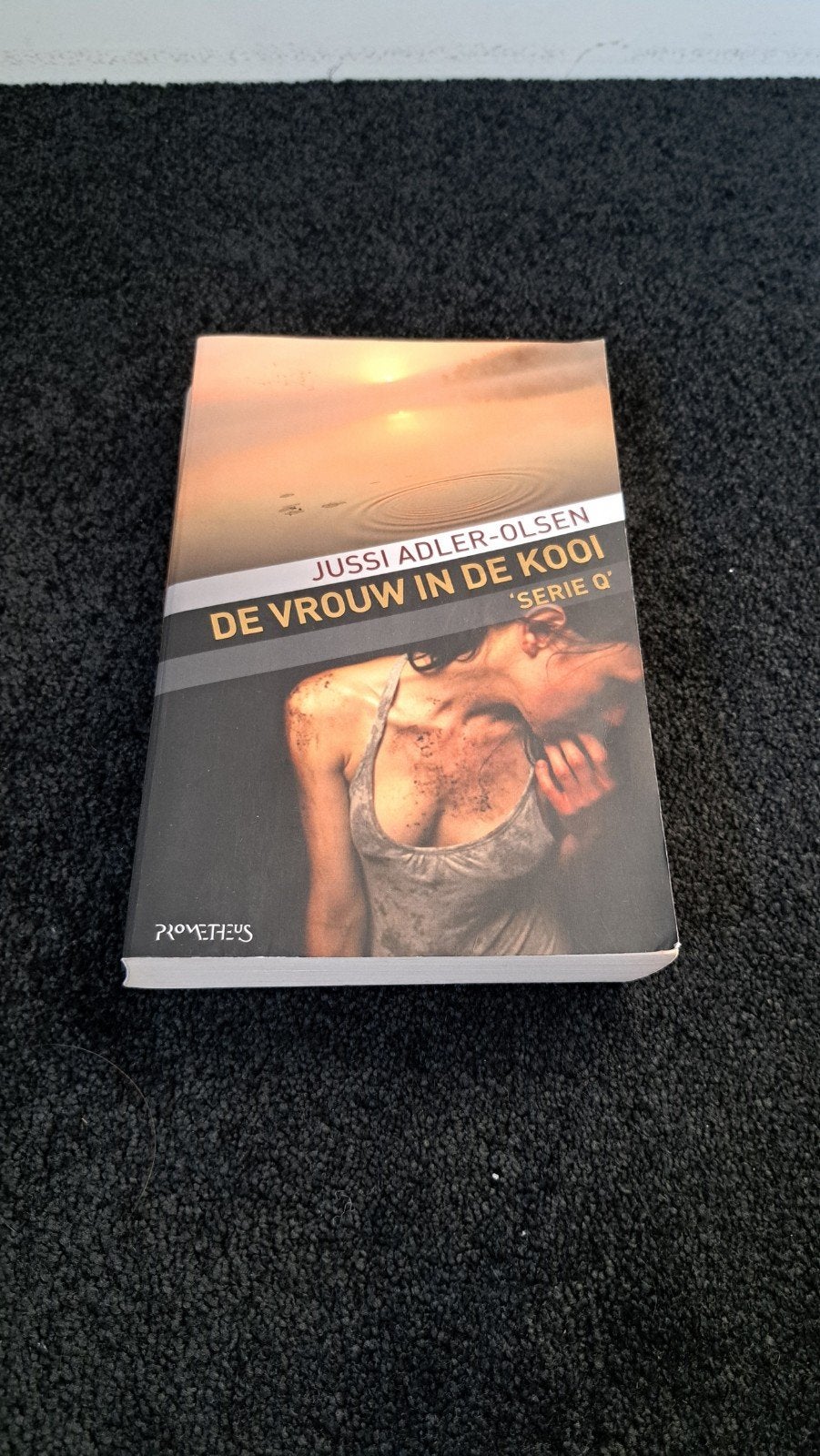 De Vrouw in de Kooi - Jussi Adler-Olsen (Gelezen), Boeken, Ophalen of Verzenden, Gelezen, Jussi Adler-Olsen