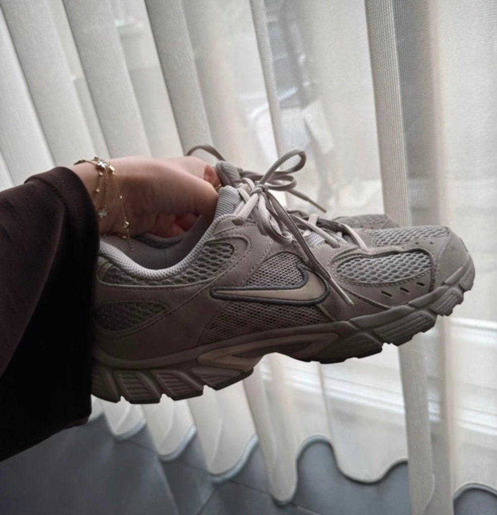 Nike V5 Runner [37,5] KIDS, Beige, Nike, Ophalen of Verzenden, Sneakers of Gympen