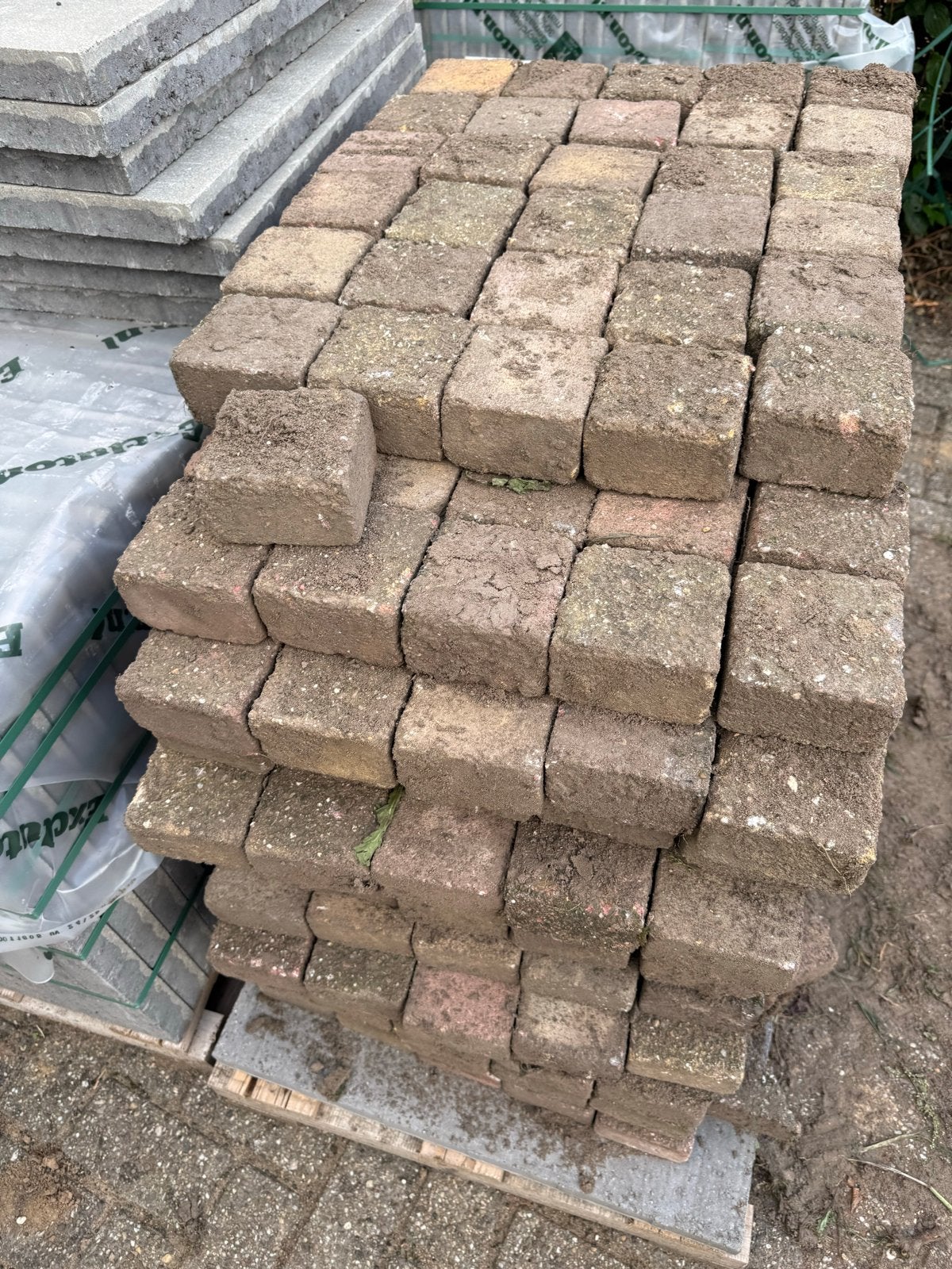 Gratis 500 vierkante stenen (10x10x5 cm), Ophalen, Gebruikt, Beton, Klinkers