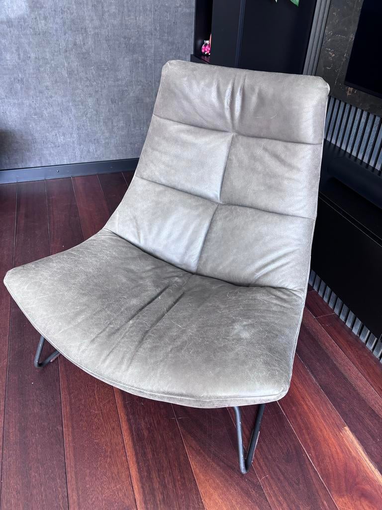 Moderne fauteuil lichtgrijs leer met zwarte sledevoet, Ophalen, Gebruikt, Leer, 75 tot 100 cm