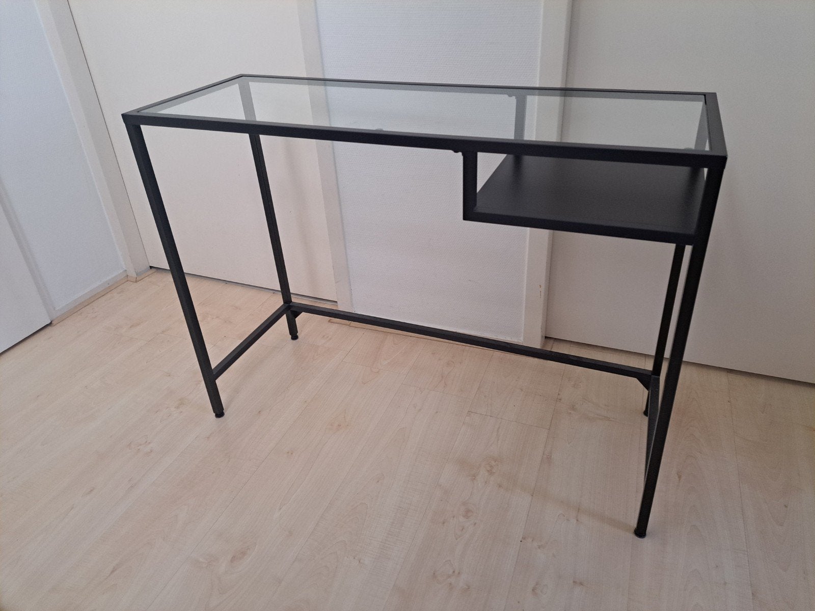 Glazen IKEA Vittsjö bureau/console tafel met metalen frame, Huis en Inrichting, Tafels | Eettafels, Ophalen, 100 tot 150 cm, Modern, Industrieel, Minimalistisch