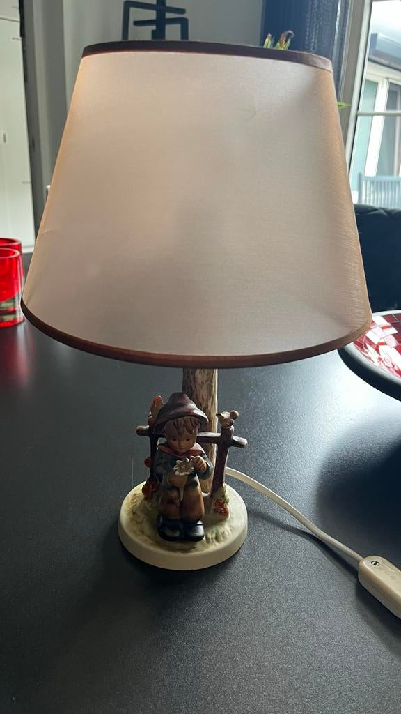 Vintage tafellamp met Hummel-beeldje, Ophalen, Gebruikt, Stof, Minder dan 50 cm