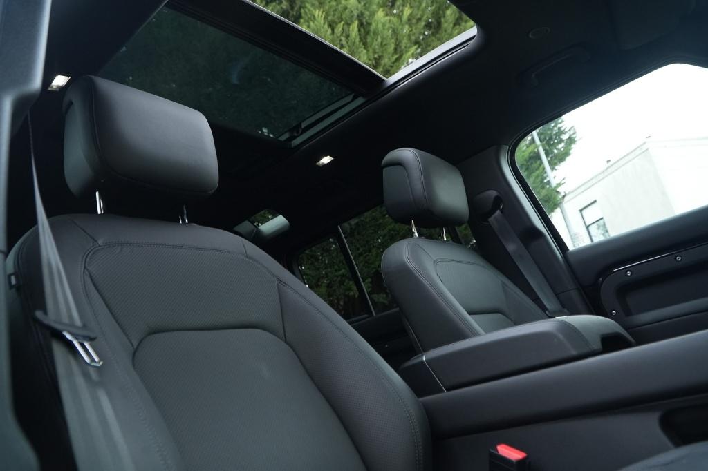 Land Rover Defender 110 2.0 P300e X-Dynamic HSE I Pano I 22, Automaat, Gebruikt, Zwart, 4 cilinders
