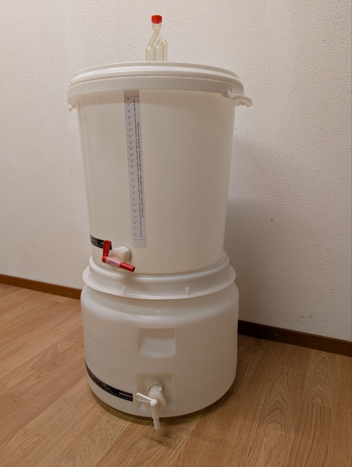 Bierbrouwset: maisvat,gistingsvaten,schrootmolen, hydrometer, Ophalen, Gebruikt