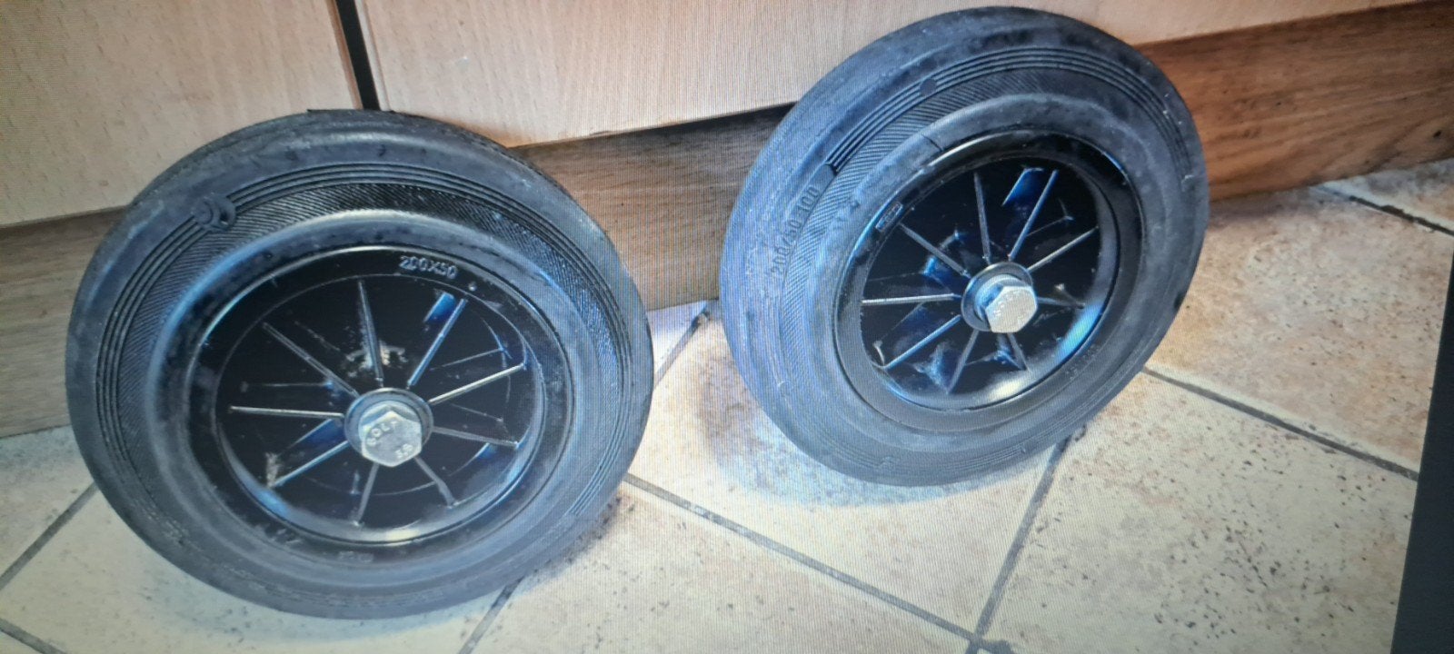Set van 2 zwarte wielen voor kruiwagen of kar, Ophalen of Verzenden, Zo goed als nieuw