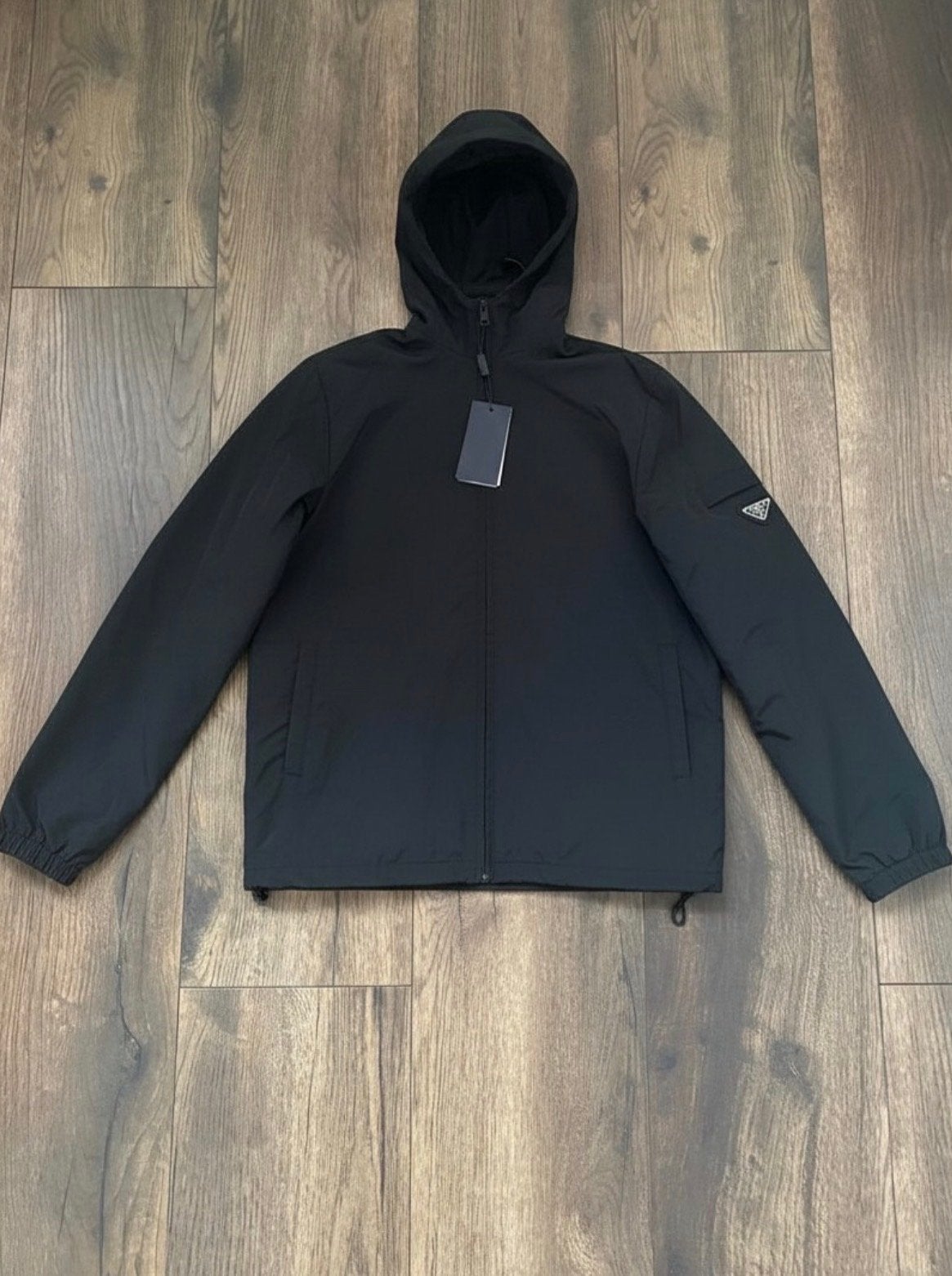 Prada Jas Zwart - Nieuw met labels, Kleding | Heren, Jassen | Winter, Ophalen of Verzenden, Nieuw, Maat 52/54 (L), Zwart