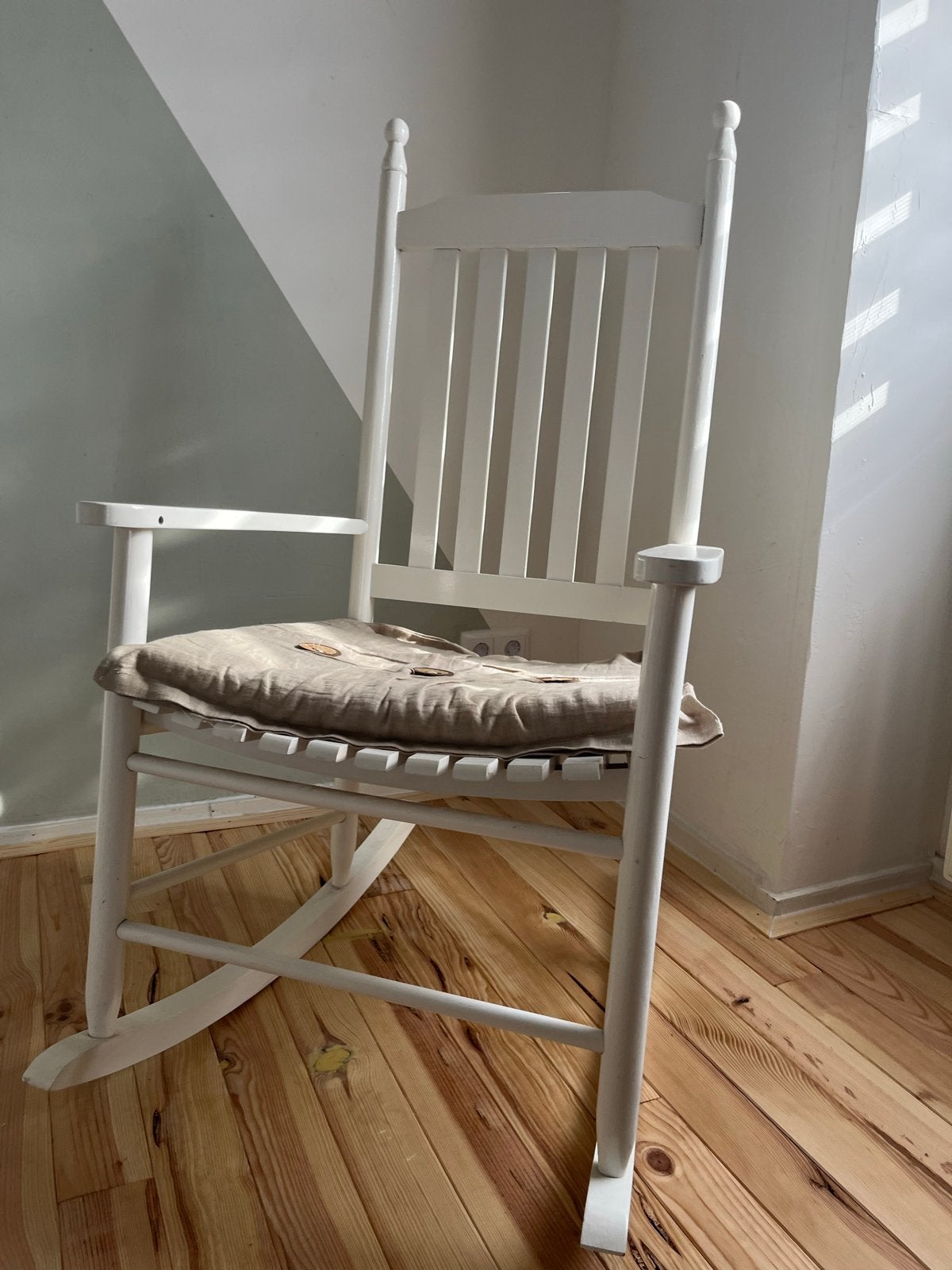 Witte houten schommelstoel met kussen, Huis en Inrichting, Stoelen, Ophalen, Gebruikt, Wit, Eén