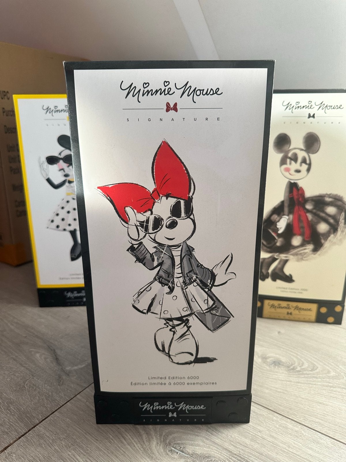 Disney Signature Minnie Mouse Limited Edition Beeldje, Verzamelen, Disney, Ophalen of Verzenden, Mickey Mouse, Nieuw, Beeldje of Figuurtje