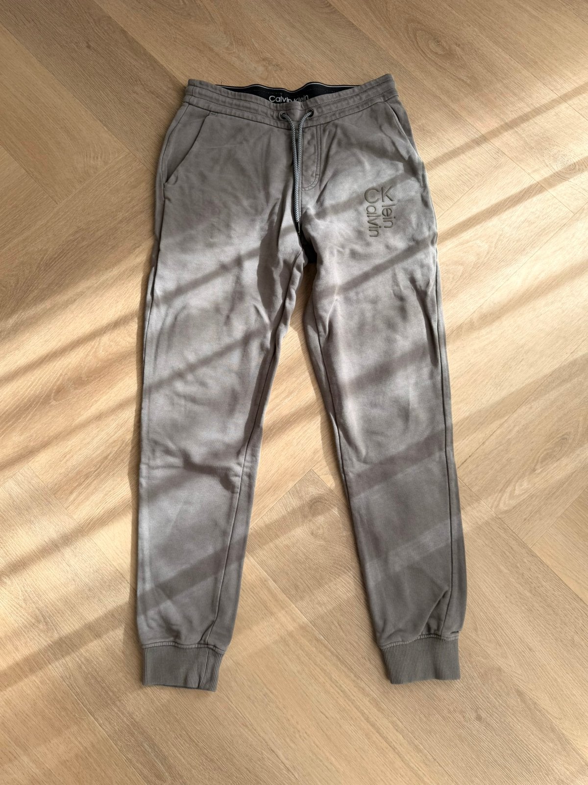 Mooie Calvin Klein Sweatbroek Lichtgrijs Maat S Origineel, Ophalen of Verzenden, Zo goed als nieuw, Grijs, Algemeen