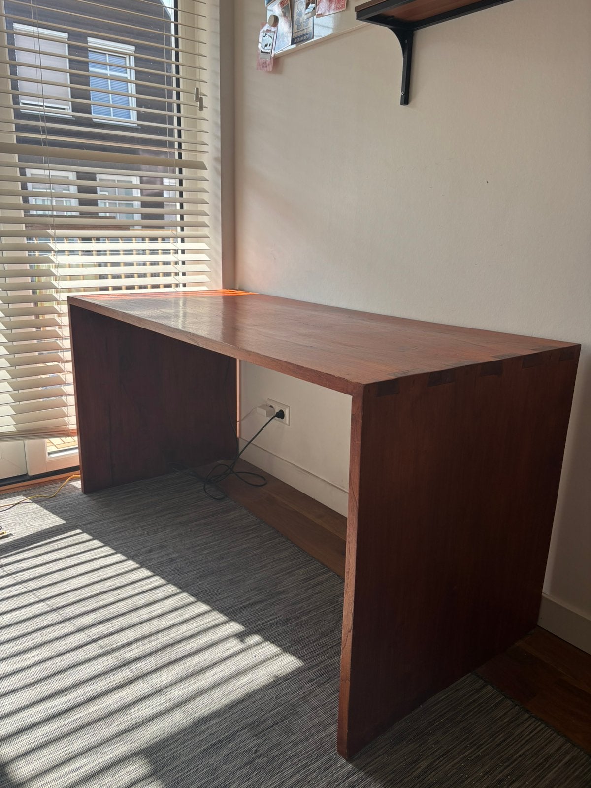 Bureau met stekkerdoos, Ophalen, Zo goed als nieuw