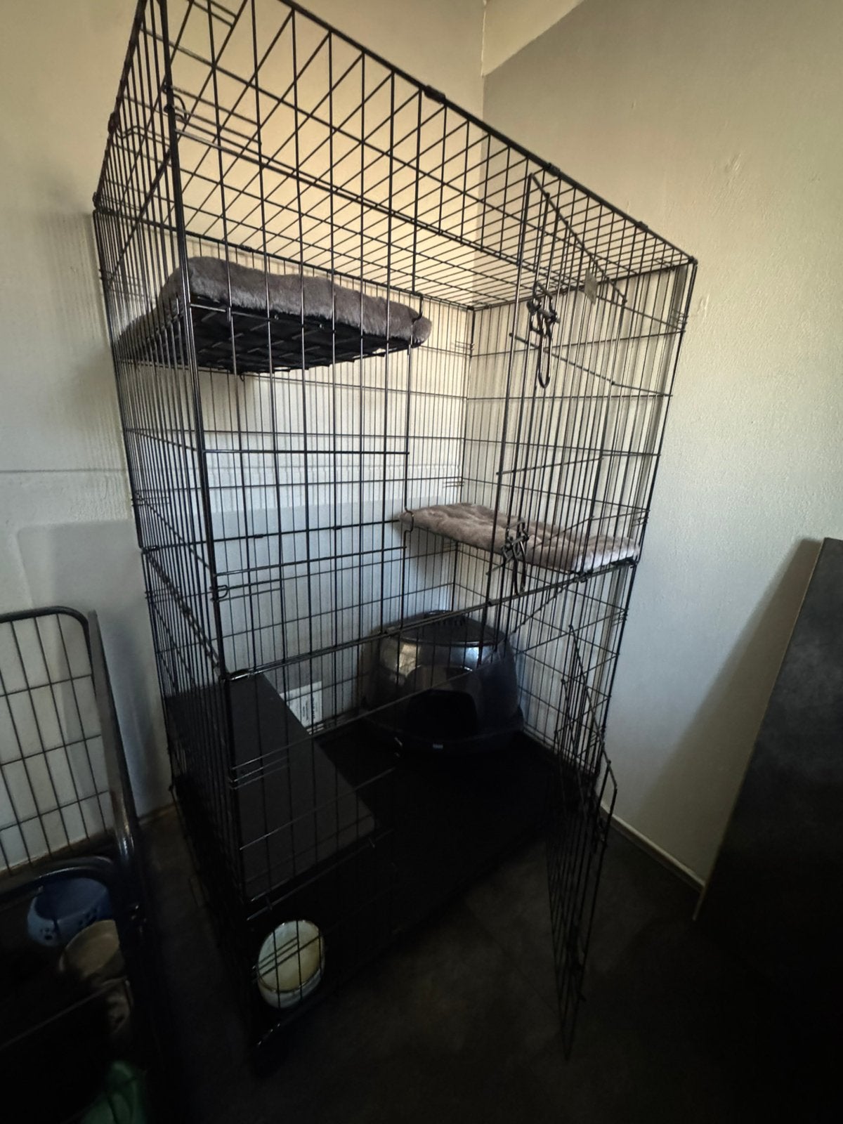 Kattenbench 107x 71x149 zo goed als nieuw met kattenbak, Dieren en Toebehoren, Ophalen, Zo goed als nieuw