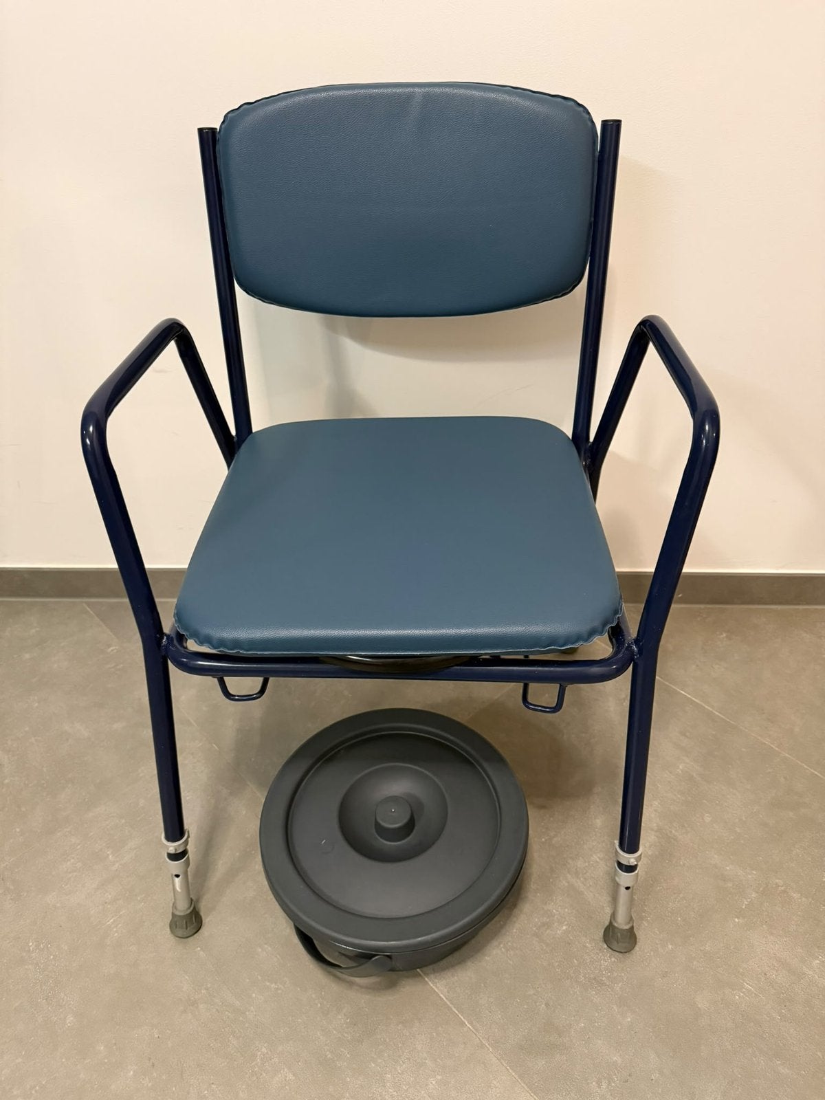 Toiletstoel / Postoel – Verstelbaar – Met emmer & armleuning, Ophalen, Gebruikt
