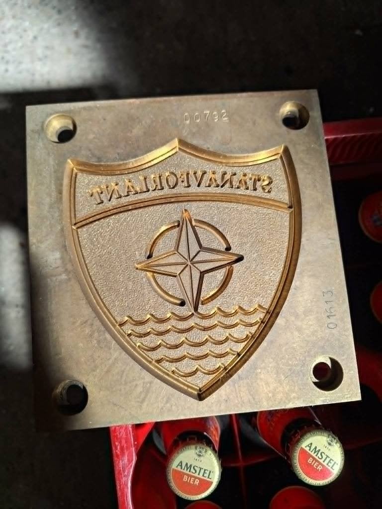 messing mal wapenschilden nato. stanavforlant stanavforchan, Verzamelen, Militaria | Algemeen, Marine, Embleem of Badge, Nederland