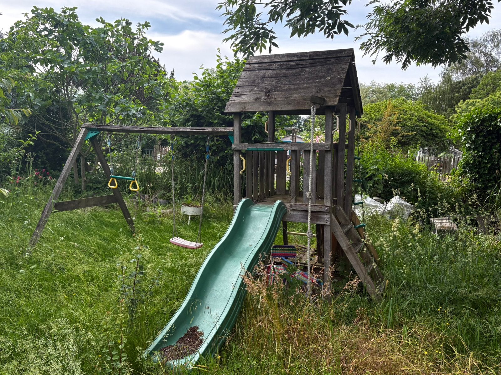 Speelhuisje met glijbaan en 2 schommels, Ophalen, Gebruikt, Schommel