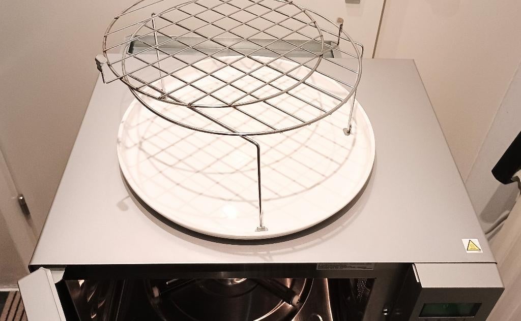 Sharp witte ronde magnetronschaal, zwarte bakplaat of bakrek, Gebruikt, ., Ophalen of Verzenden, .