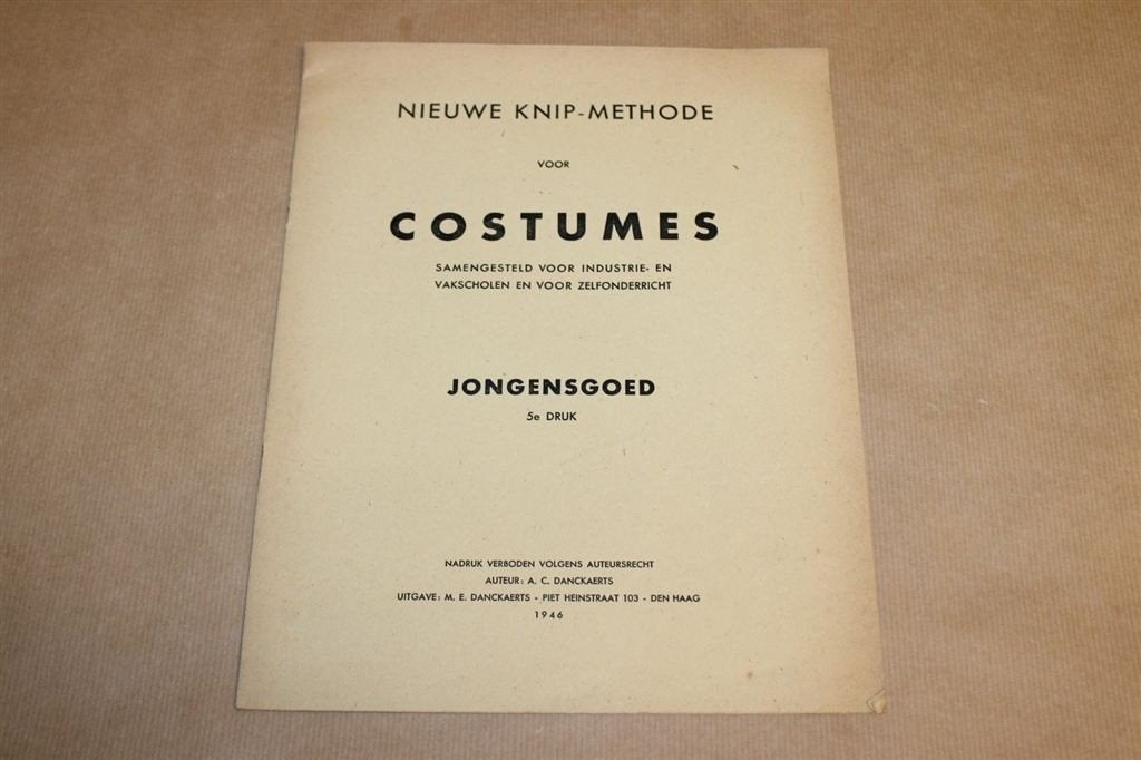 Nieuwe Knipmethode voor Costumes - Jongensgoed - 1946 !!, Boeken, Ophalen of Verzenden, Zo goed als nieuw, Mode algemeen