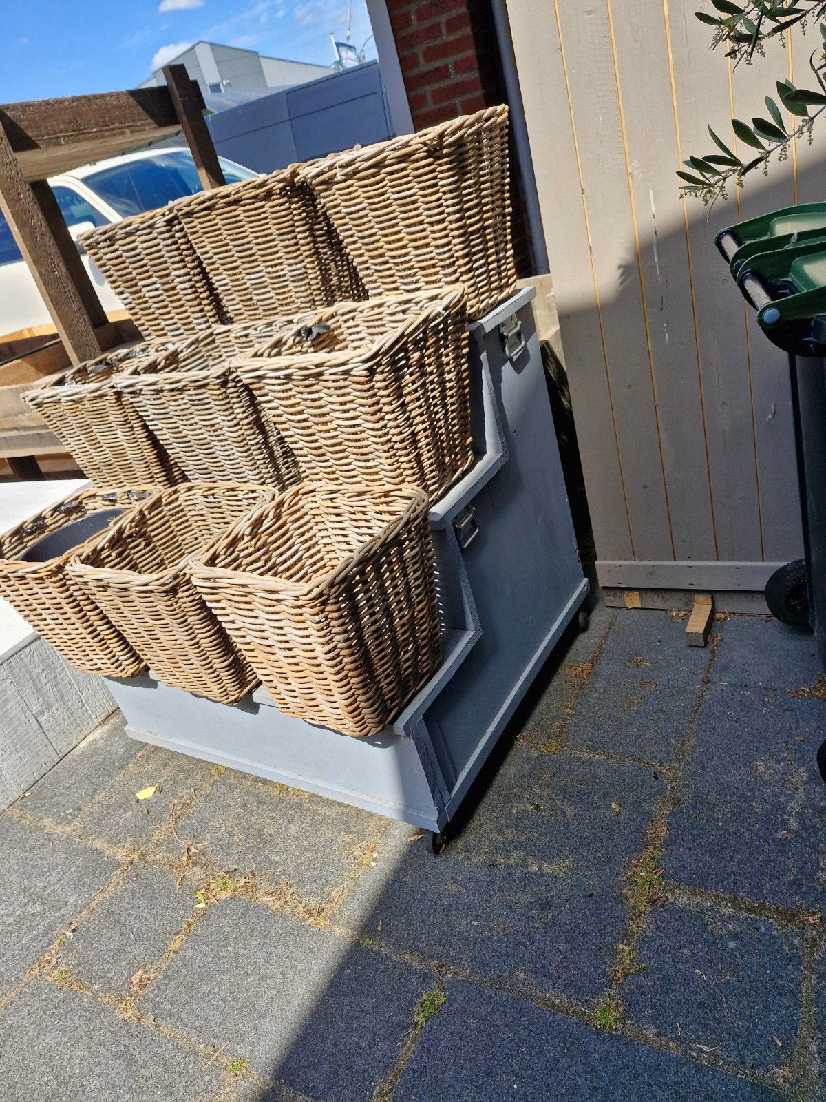 Diverse houten meubels/tafels en manden voor winkel/markt, Ophalen, Gebruikt