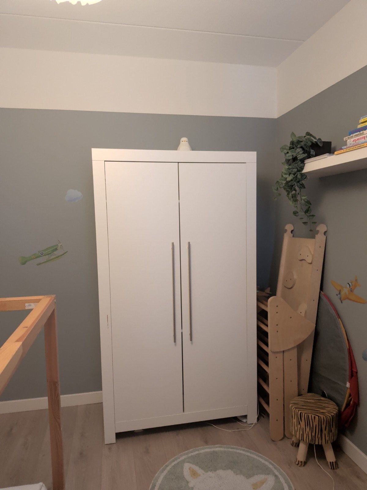 Witte kledingkast met hang- en legruimte, Met deur(en), Gebruikt, Modern, functioneel, 150 tot 200 cm