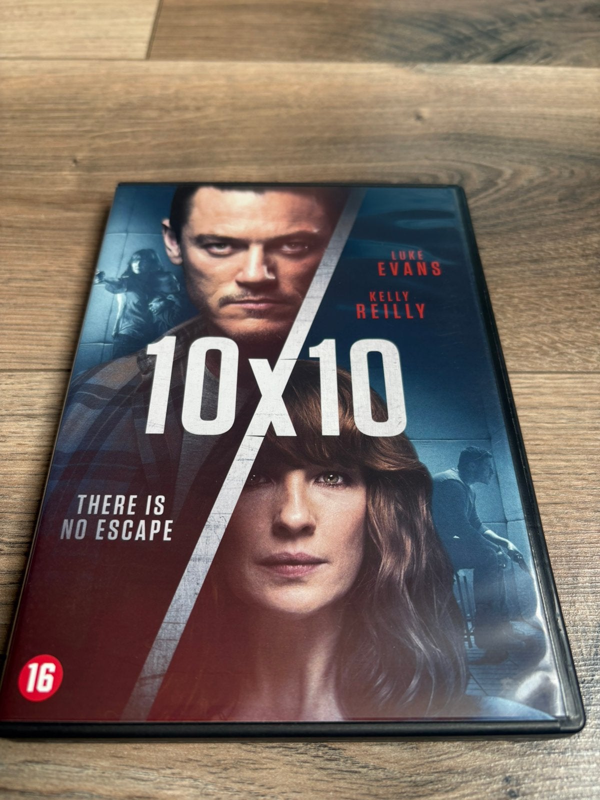 10x10 van Suzie Ewing, Alle leeftijden, Ophalen of Verzenden, Zo goed als nieuw, Actiethriller