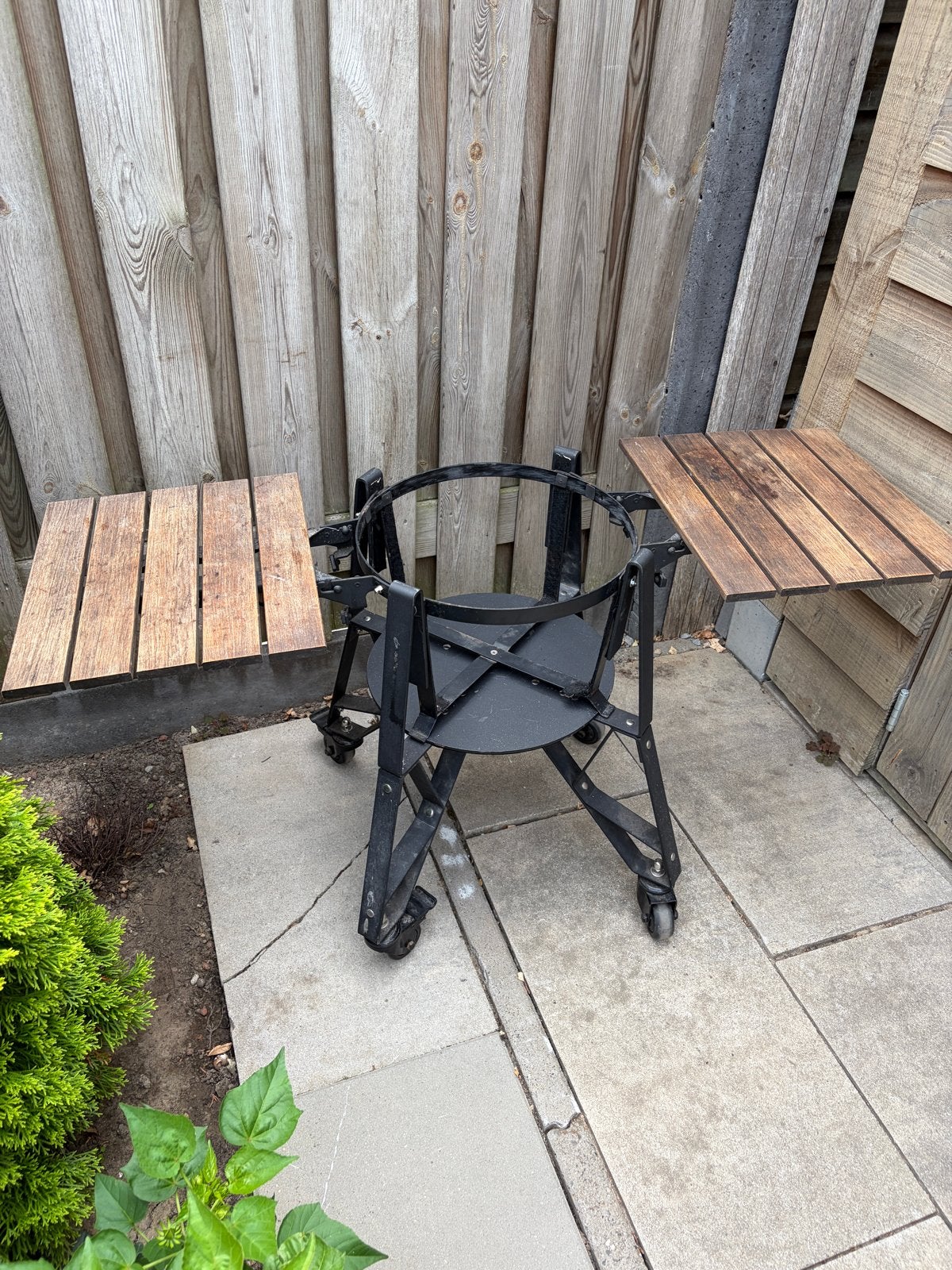 Compact kamado 15” inch standaard op wielen & klaptafeltjes, Tuin en Terras, Houtskoolbarbecues, Ophalen, Gebruikt, Met accessoires