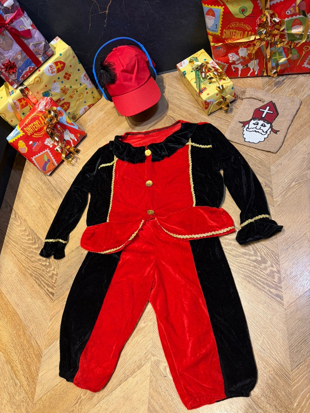 Dj piet set maat 116 rood zwart set sinterklaas zwarte piet, Kinderen en Baby's, Carnavalskleding en Verkleedspullen, Ophalen of Verzenden