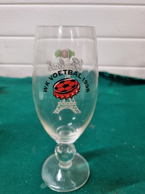 Grolsch glas wk 1998 voetbal op voet, Verzamelen, Glas en Borrelglaasjes, Ophalen of Verzenden, 'T Olde Gre-j, Info@toldegrej.nl