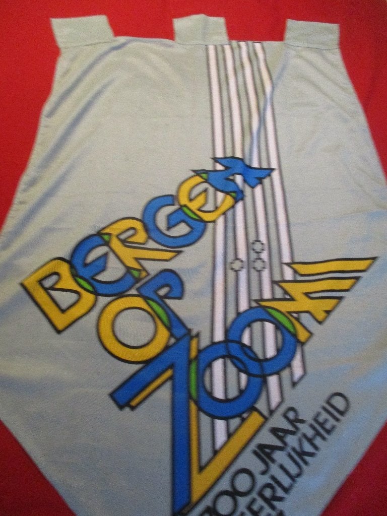 Vlag van Bergen op Zoom 700 jaar. Bieden, Ophalen