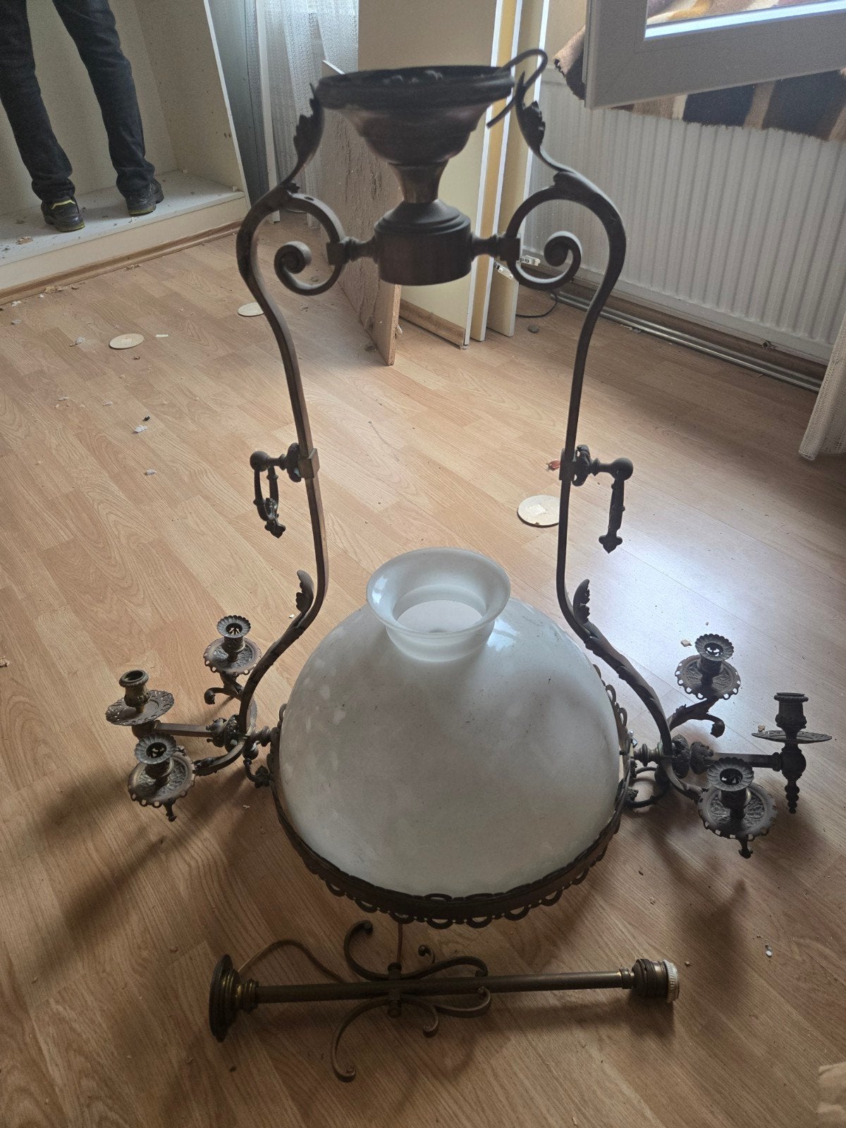 Antieke hanglamp met melkglas en kandelaars, Ophalen
