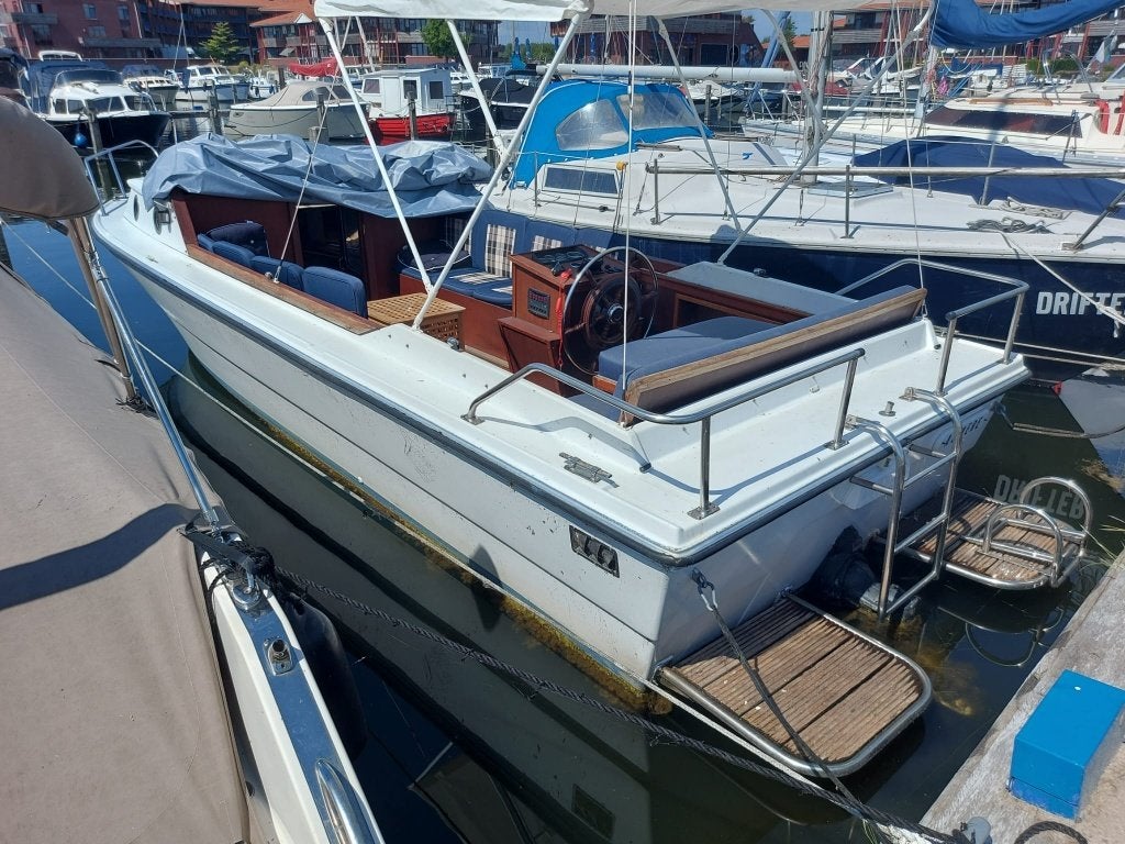 RUIME POLYESTER SLOEP / TOUR / PARTY BOOT. 10 PERS. 8MTR, Benzine, Gebruikt, Binnenboordmotor, Sloep