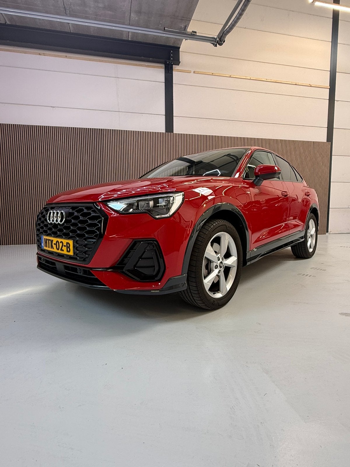 Audi Q3 45 Tfsi e 245pk Phev S Tronic 2024 Rood, Auto's, 1715 kg, Plug-in hybride, Hybride Elektrisch/Benzine, Geïmporteerd