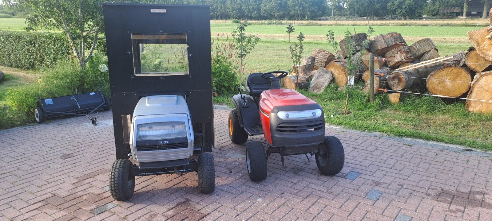 Twee mooie zitmaaiers te koop, één met cabine, Ophalen of Verzenden