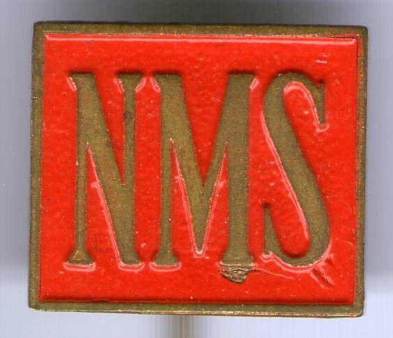 Ned. Middenstand Spaarbank NMS rood op koper speldje( W_018), Verzamelen, Verzenden, Nieuw, Merk, Speldje of Pin