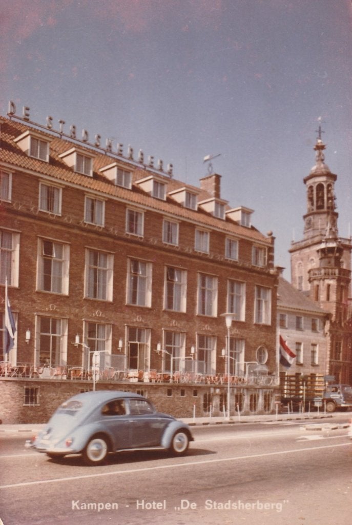 Kampen    Hotel de Stadsherberg  met oude VW, Ophalen of Verzenden, 1940 tot 1960, Gelopen, Overijssel