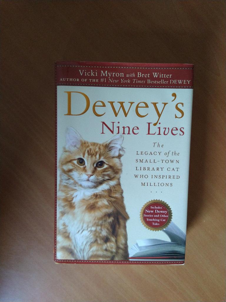 Myron, Vicki. Dewey's Nine Lives, Ophalen of Verzenden, Zo goed als nieuw, Honden
