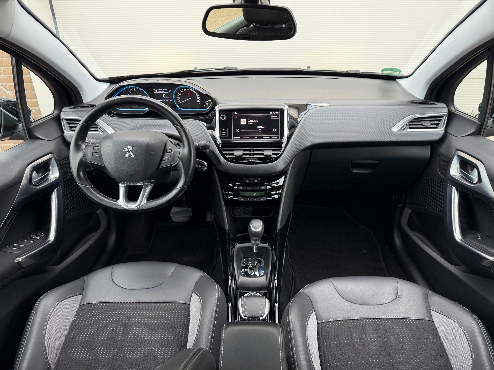 Peugeot 2008 1.2 PureTech Allure|Trekhaak|Automaat|PDC|, 1199 cc, Zwart, Bedrijf, 1125 kg