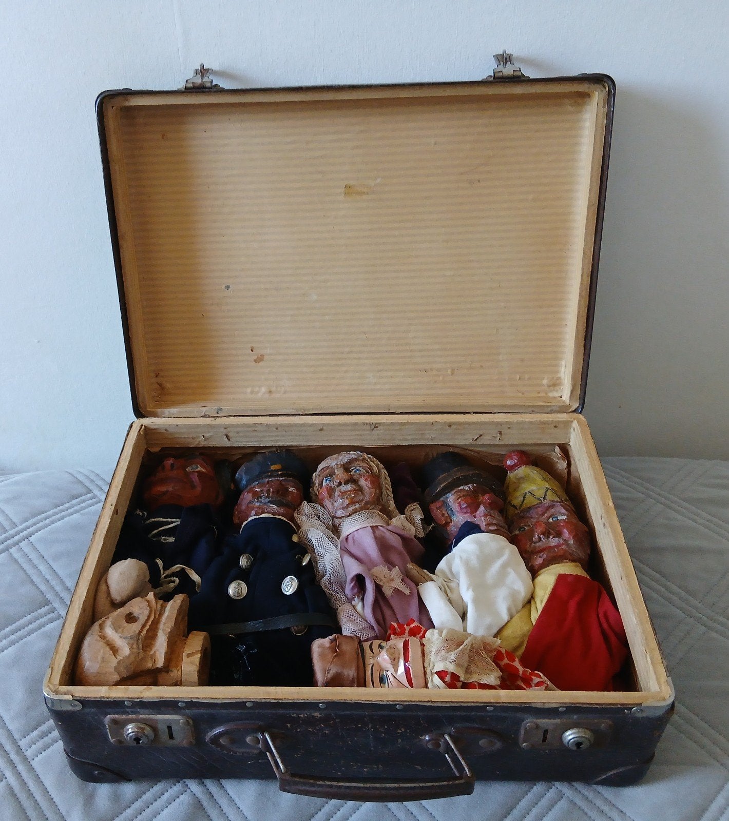 Oud koffertje met 7 antieke houten poppenkast poppen, Ophalen of Verzenden