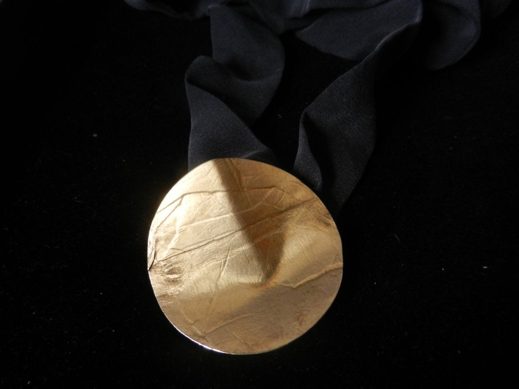 Verguld zilveren hanger aan lint Zon Lapidarium Zagreb Kroat, Overige voorstellingen, Nieuw, Ophalen of Verzenden, Goud